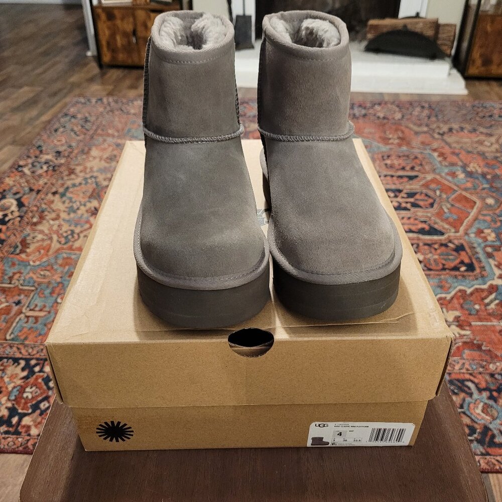 UGG Australia Girls Classic Mini Platform Boots Suede Grey Size 4 DISPLAY MODEL!